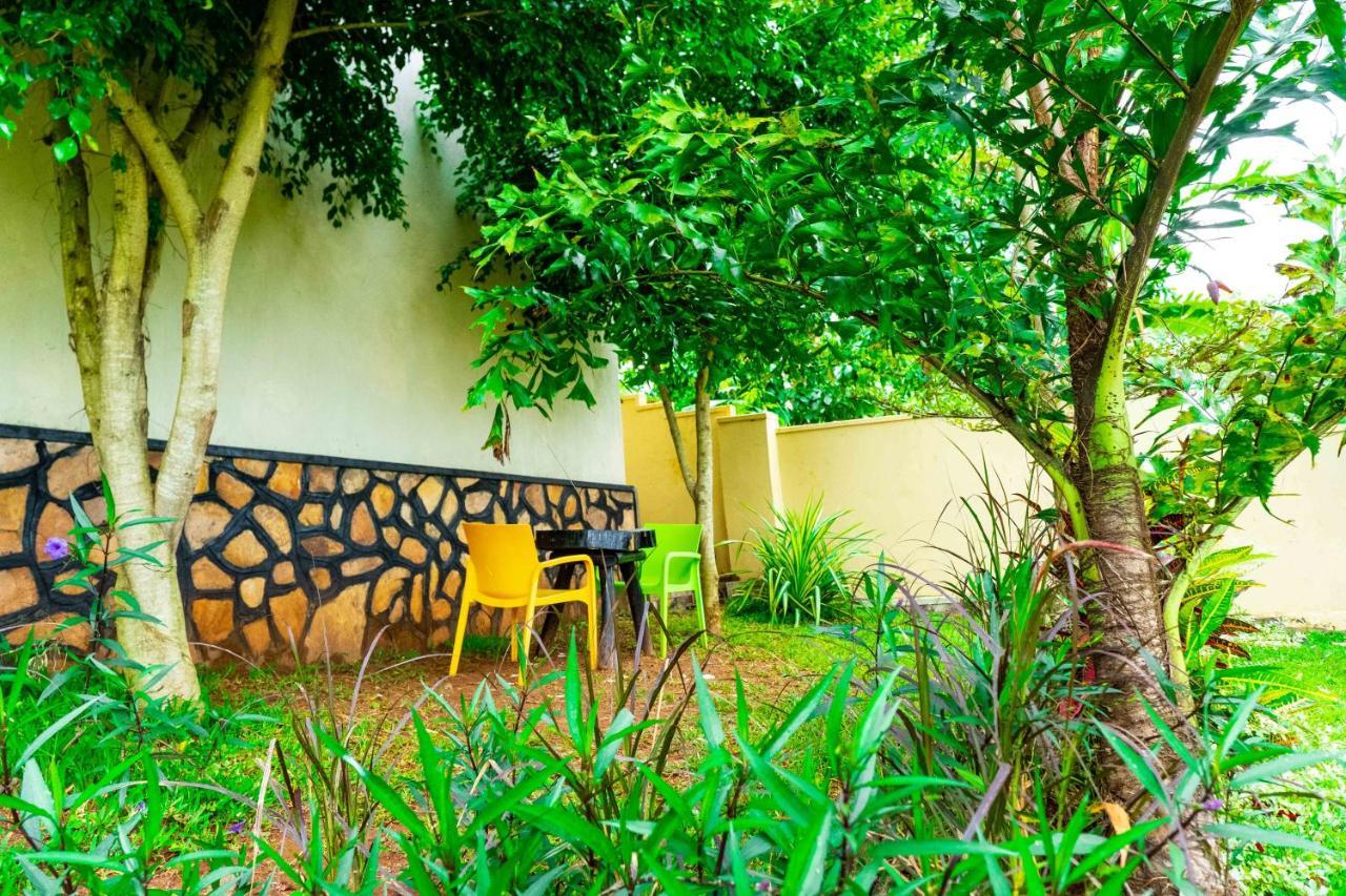Airport Unique Hotel Entebbe Exterior photo